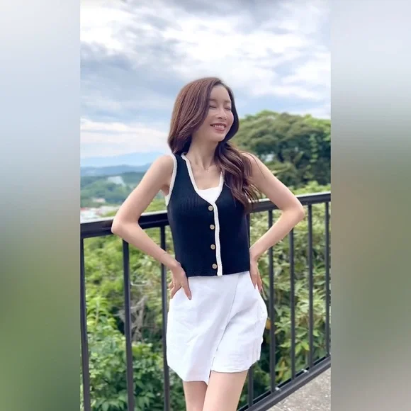 The A&F Mara Button-Up Sweater Vest Small Navy - Picture 2 of 7